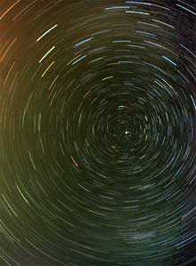 Foto del cielo nocturno de larga exposición. Al centro se aprecia la Estrella Polar como un punto fijo.