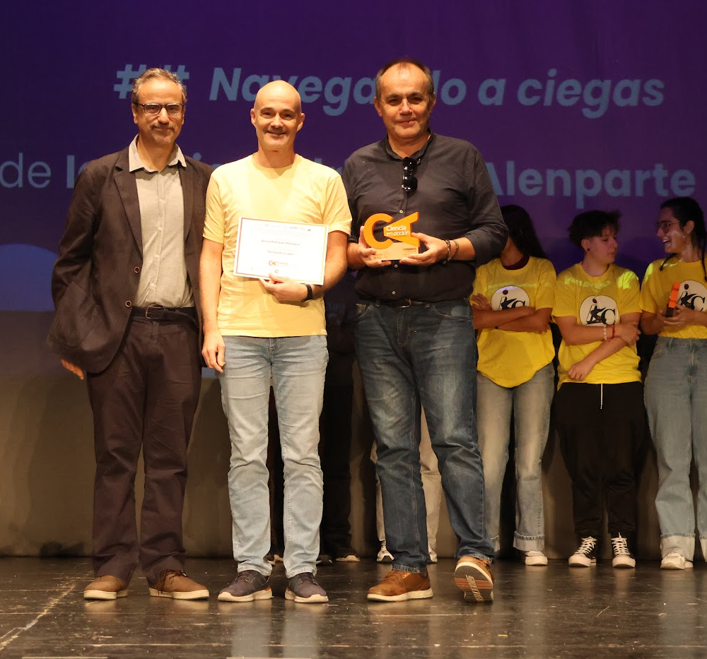Director y coordinador de Fundoro recogiendo premio CA