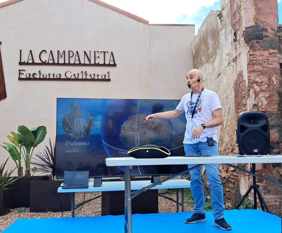 Ignacio exponiendo taller al público