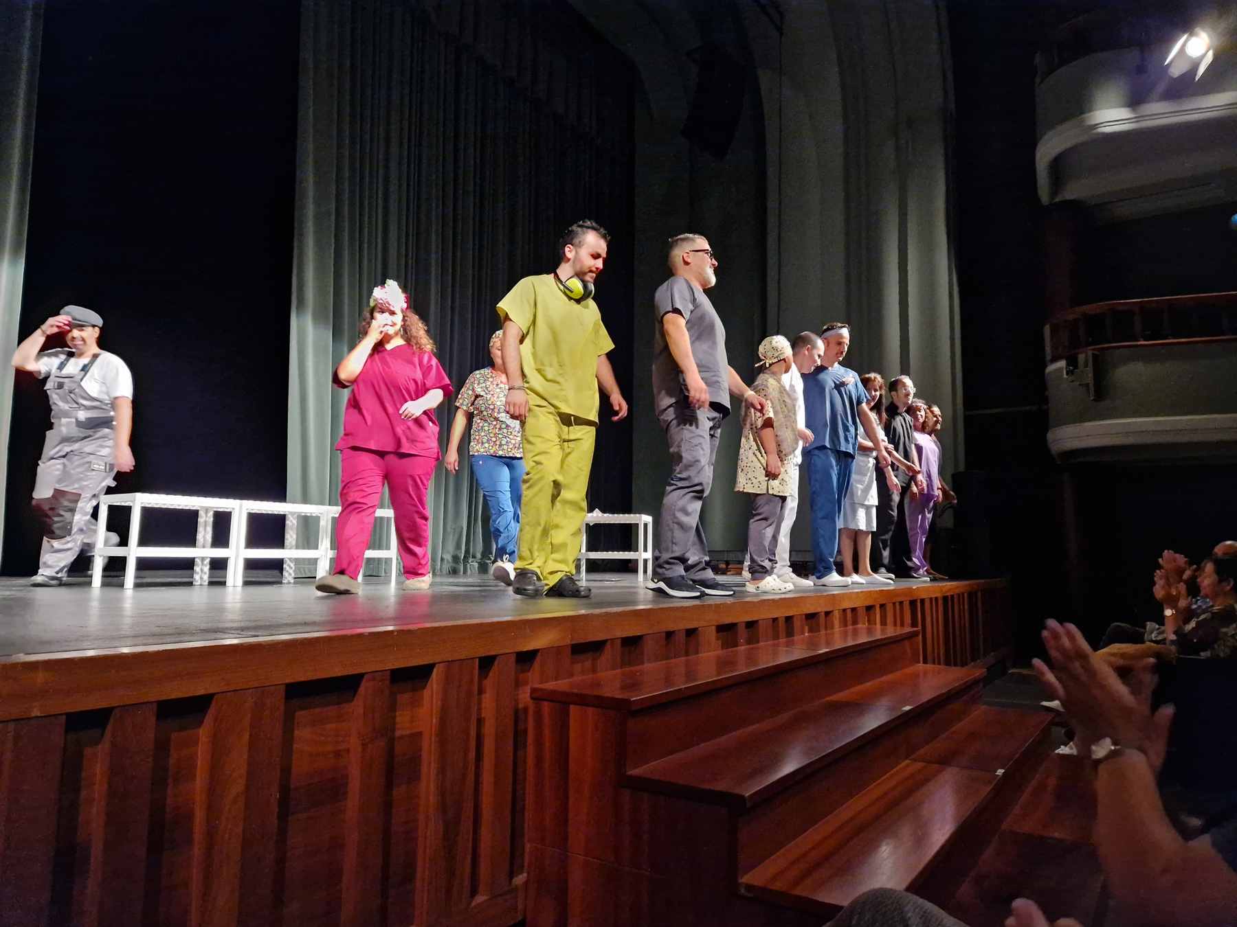 Actores saludando final obra Poncela Paraninfo 1